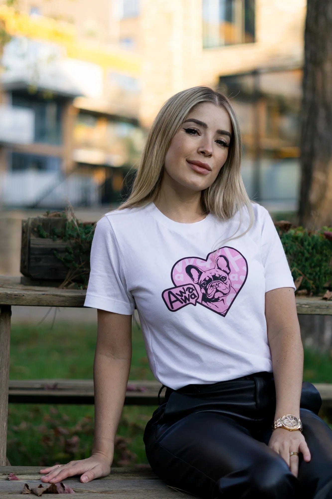 Camiseta Longa Feminina Frenchie Coração Rosa