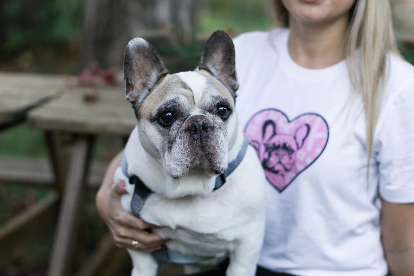 Camiseta Longa Feminina Frenchie Coração Rosa